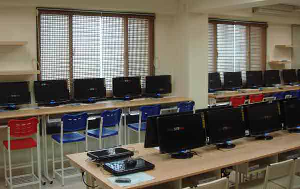 當學生缺課時，過去仰賴<?echo $teacher ?>另擇時間補課或是播放DVD光碟的方式已經成為過去式了，根基於最新網路科技與超高畫質攝影機的研發技術，我們創造了市佔率最高的超高畫質補課系統。專注在將<?echo $teacher ?>上課準確且高畫質、高音質錄製成數位可後製檔案，搭配完整的派課管理系統，結合片庫系統、上課機、直播機、雲端等多樣產品，構築成目前最完整也最便利的新一代補課系統。